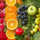 Frutas y verduras frescas dispuestas artísticamente representando nutrición.